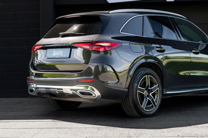 Grå Mercedes GLC300 e fra 2023