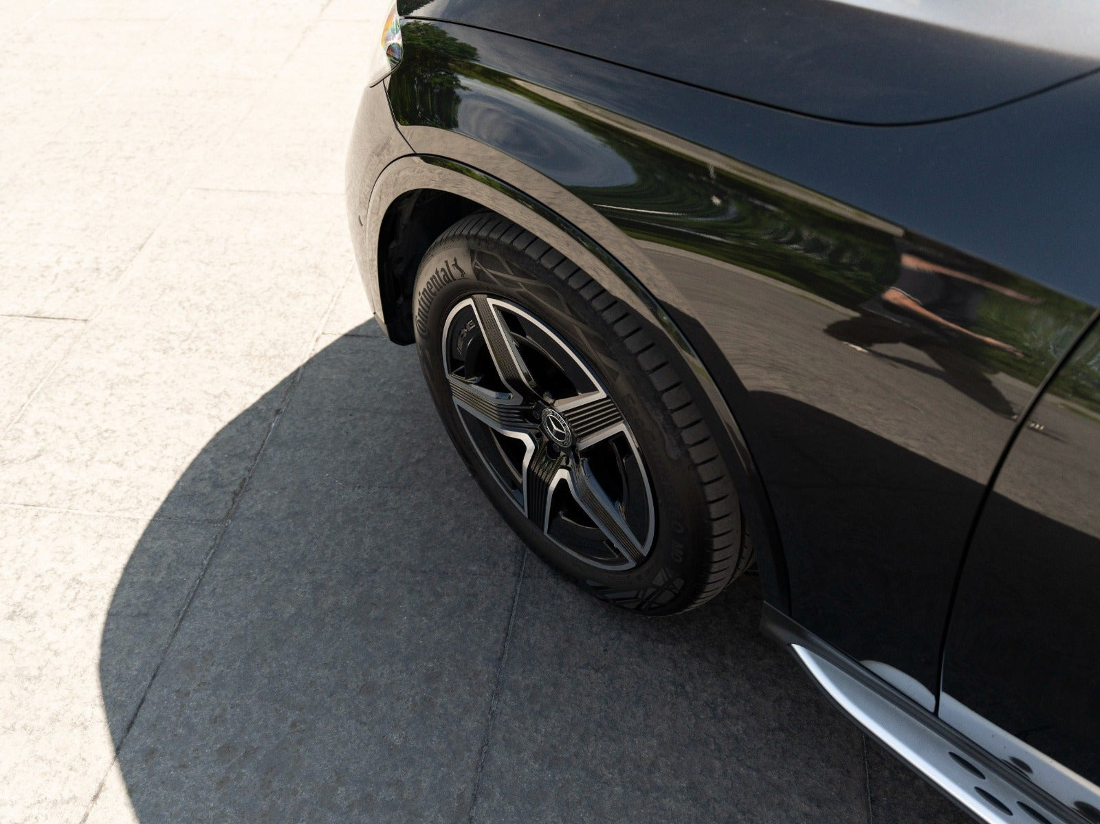 Grå Mercedes GLC300 e fra 2023