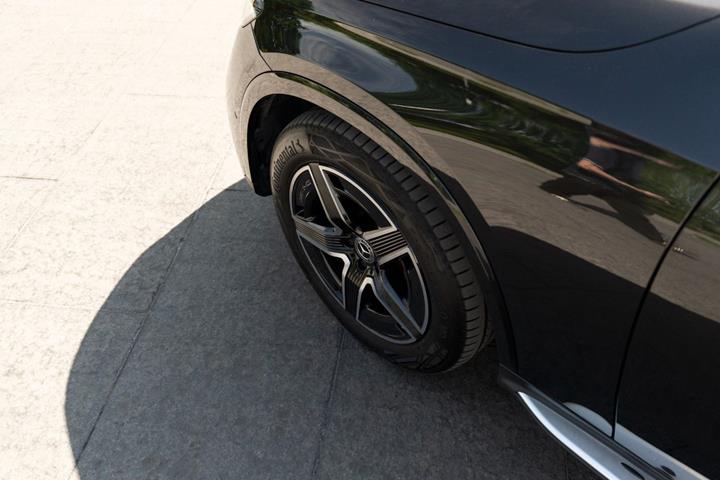 Grå Mercedes GLC300 e fra 2023