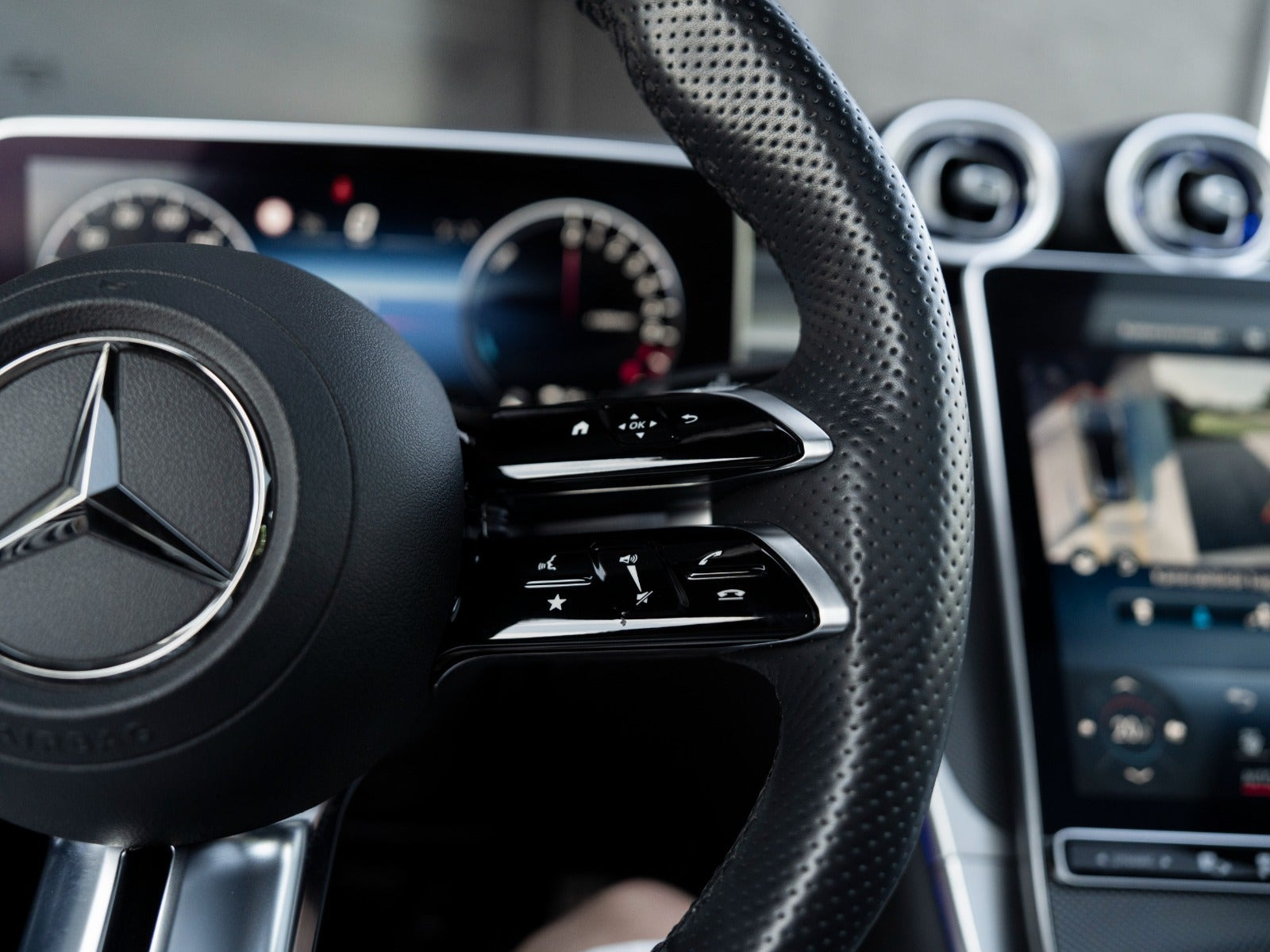 Grå Mercedes GLC300 e fra 2023