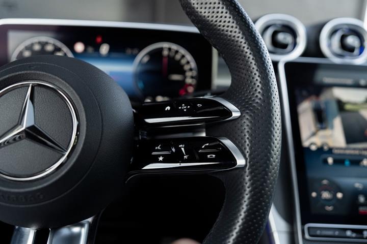 Grå Mercedes GLC300 e fra 2023