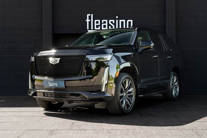 Sort Cadillac Escalade fra 2022 set udefra