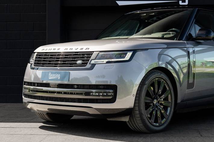 Sølv Land Rover Range Rover fra 2023