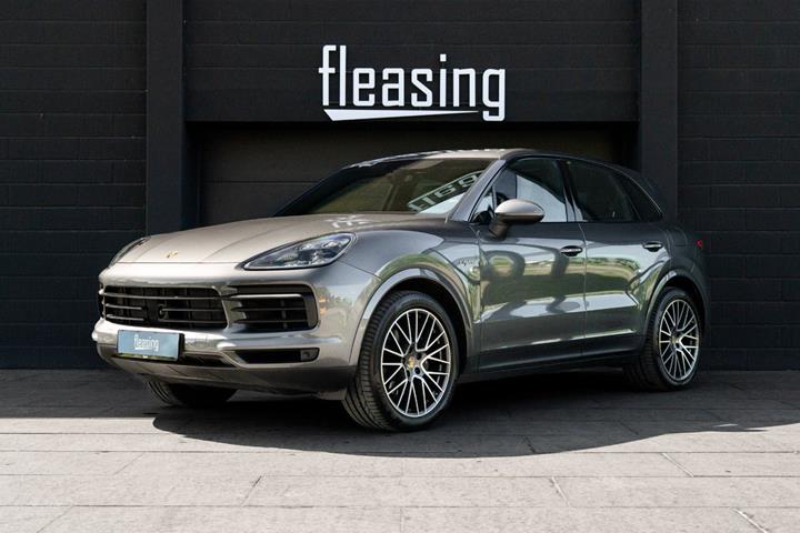 Sølv Porsche Cayenne fra 2021 set udefra