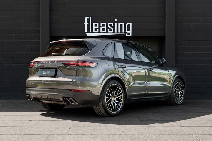 Sølv Porsche Cayenne fra 2021