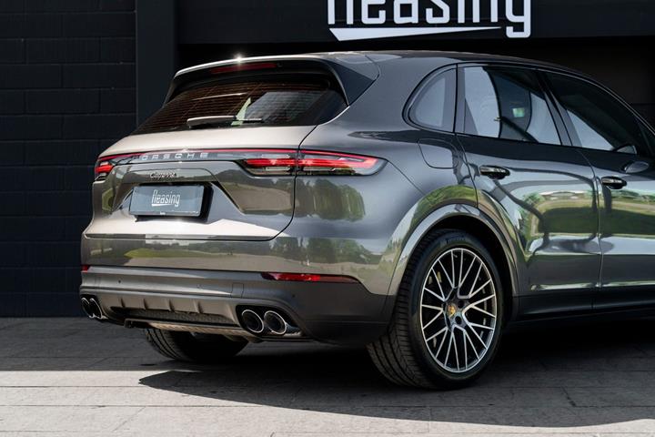Sølv Porsche Cayenne fra 2021