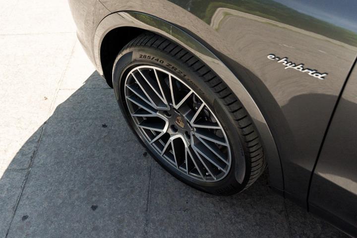 Sølv Porsche Cayenne fra 2021