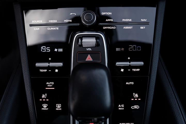 Sølv Porsche Cayenne fra 2021