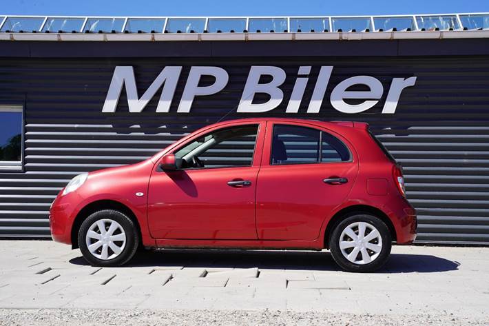 Rød Nissan Micra fra 2011