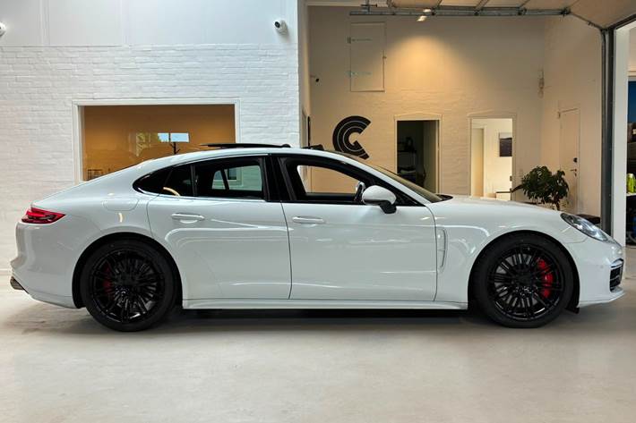 Hvid Porsche Panamera Turbo fra 2018