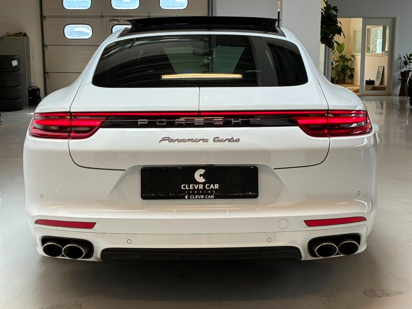 Hvid Porsche Panamera Turbo fra 2018