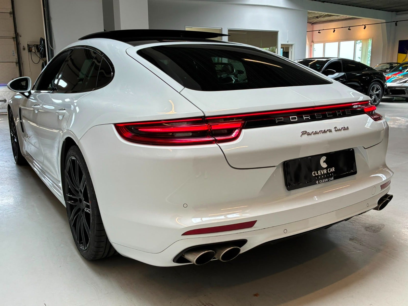 Hvid Porsche Panamera Turbo fra 2018