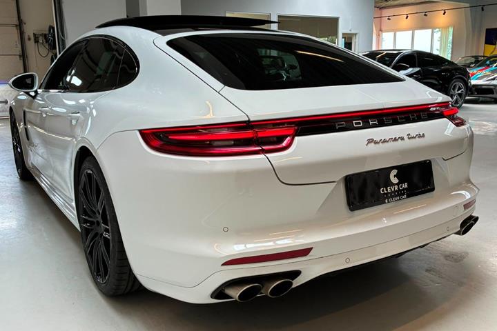 Hvid Porsche Panamera Turbo fra 2018