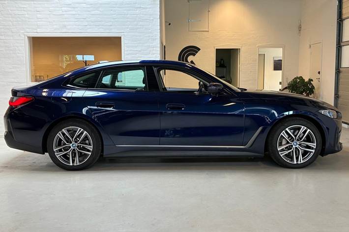 Blå BMW i4 fra 2023