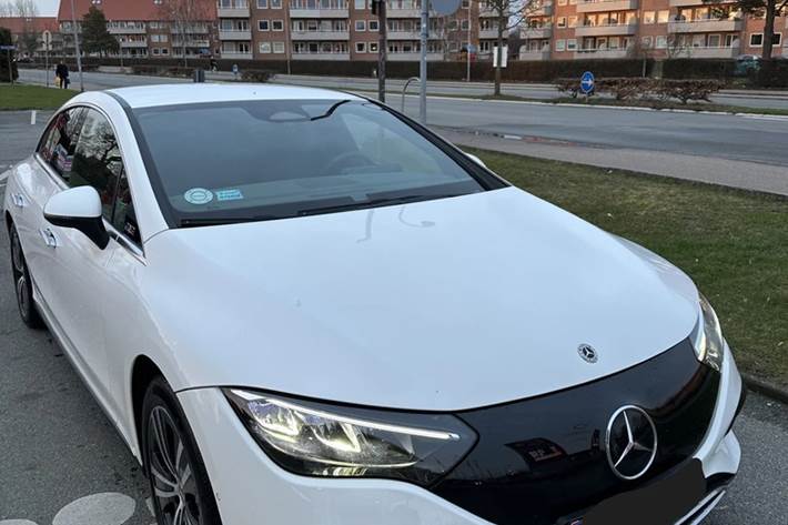 Hvid Mercedes EQE300 fra 2023 set udefra