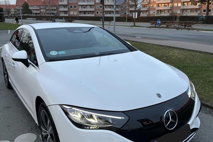 Hvid Mercedes EQE300 fra 2023 set udefra
