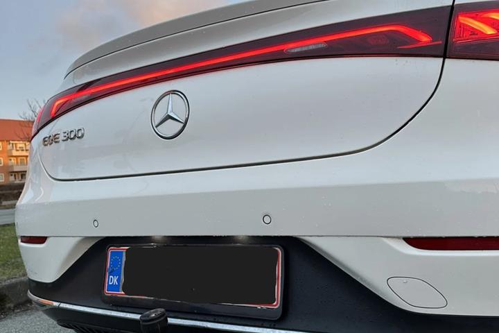 Hvid Mercedes EQE300 fra 2023