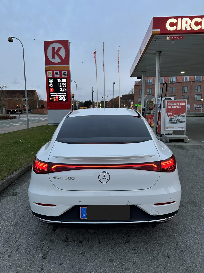 Hvid Mercedes EQE300 fra 2023