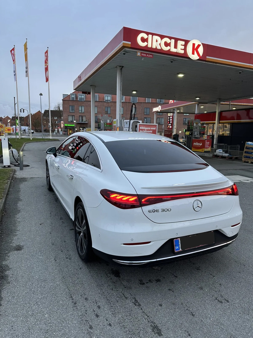 Hvid Mercedes EQE300 fra 2023