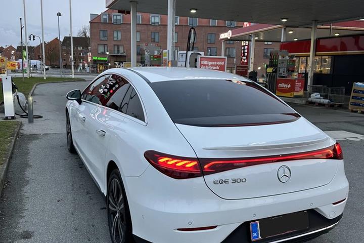 Hvid Mercedes EQE300 fra 2023