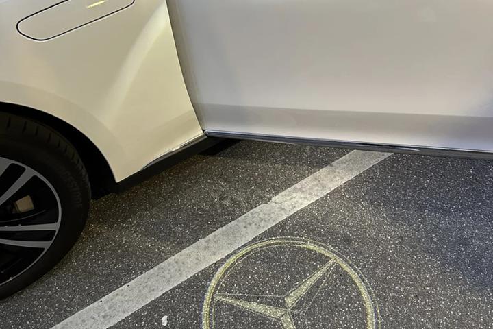 Hvid Mercedes EQE300 fra 2023