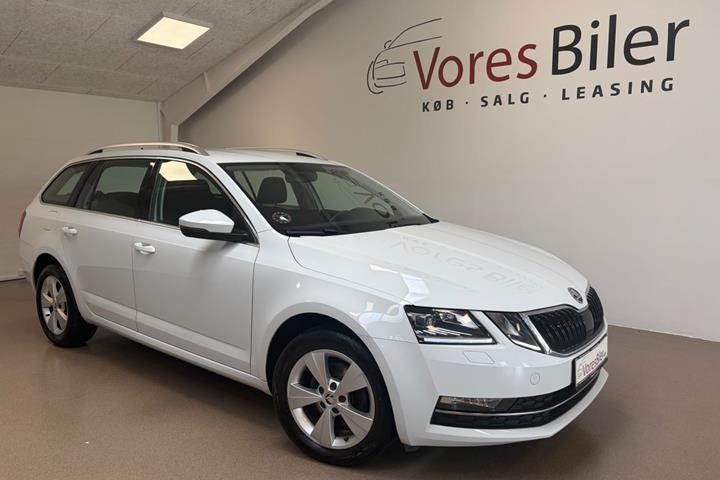 Hvid Skoda Octavia fra 2020 set udefra