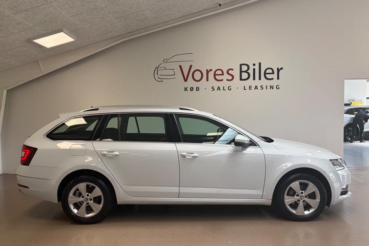 Hvid Skoda Octavia fra 2020