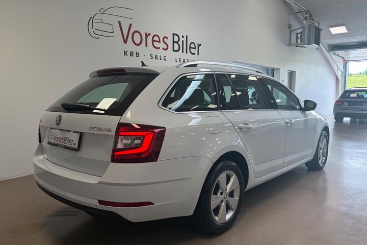 Hvid Skoda Octavia fra 2020