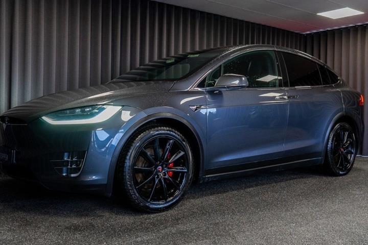 Sort Tesla Model X fra 2019