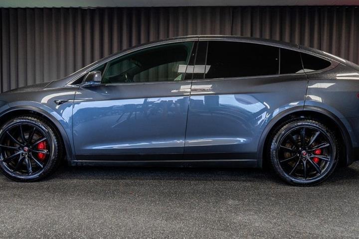 Sort Tesla Model X fra 2019