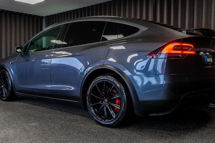 Sort Tesla Model X fra 2019