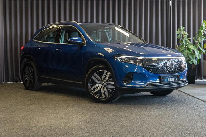 Blå Mercedes EQA250+ fra 2024 set udefra