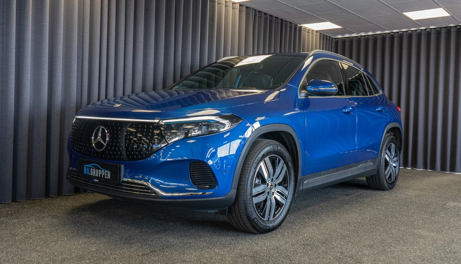 Blå Mercedes EQA250+ fra 2024