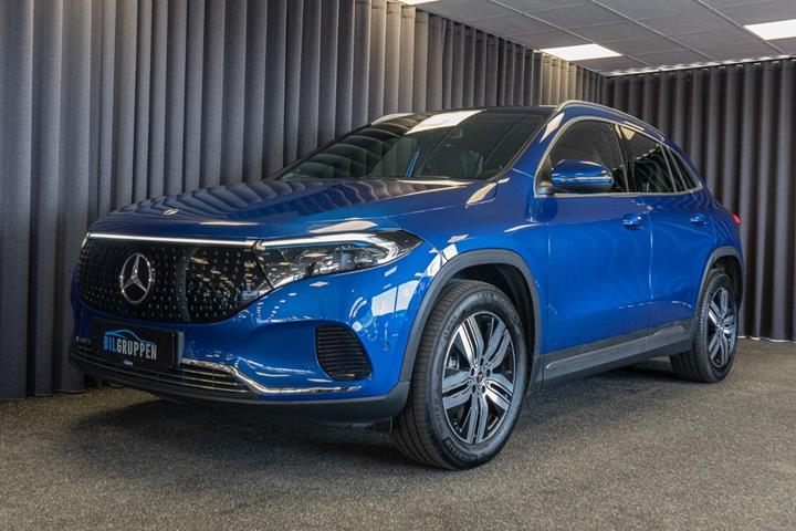 Blå Mercedes EQA250+ fra 2024