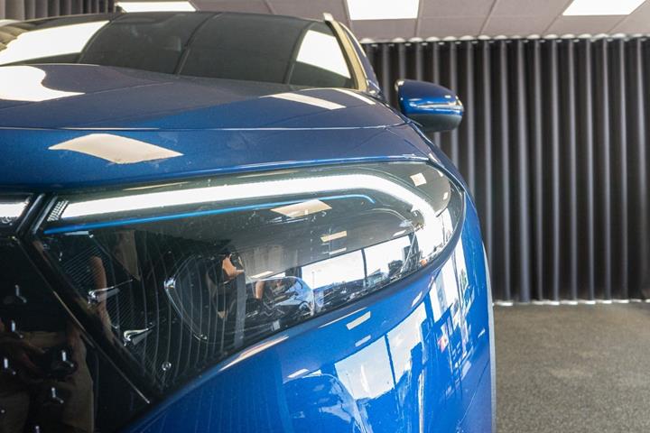 Blå Mercedes EQA250+ fra 2024