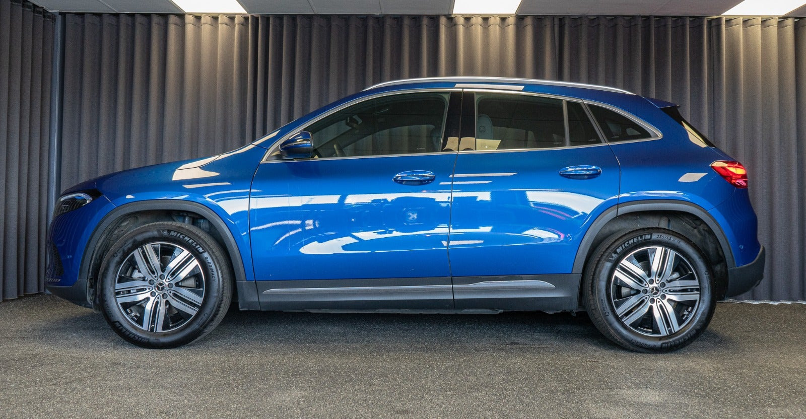 Blå Mercedes EQA250+ fra 2024