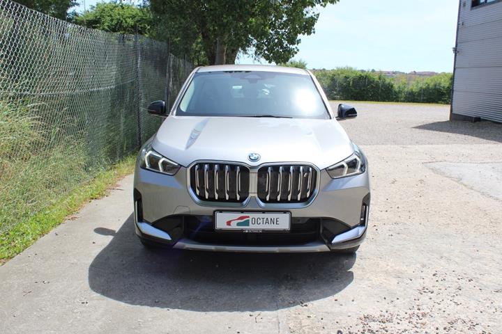 Grå BMW iX1 fra 2024