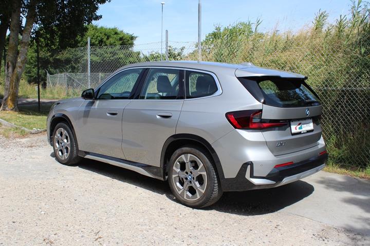 Grå BMW iX1 fra 2024
