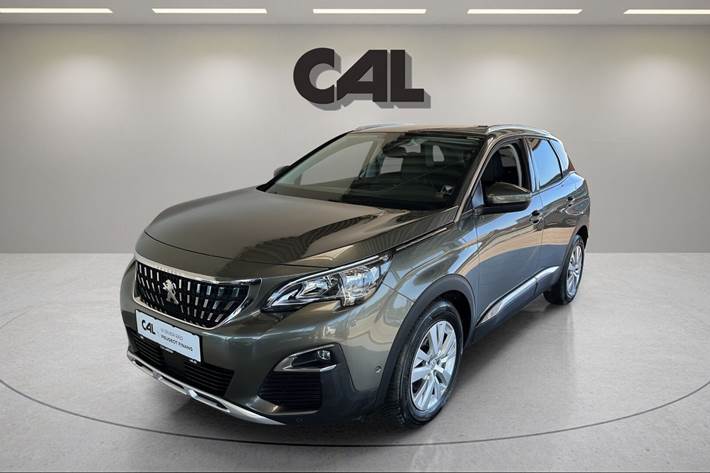 Grøn Peugeot 3008 fra 2017 set udefra