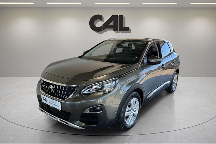 Grøn Peugeot 3008 fra 2017 set udefra