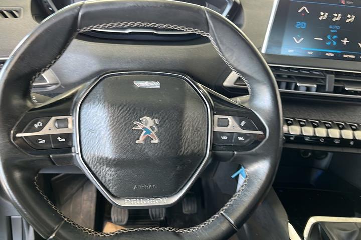 Grøn Peugeot 3008 fra 2017