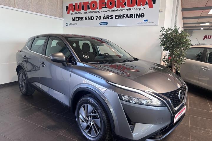 Grå Nissan Qashqai fra 2022 set udefra