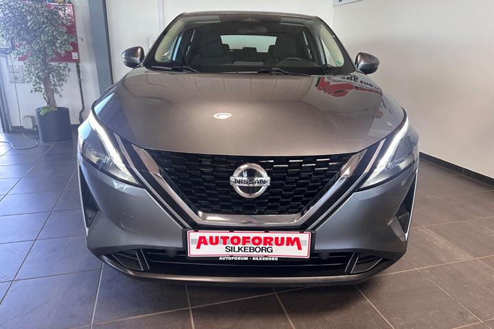 Grå Nissan Qashqai fra 2022