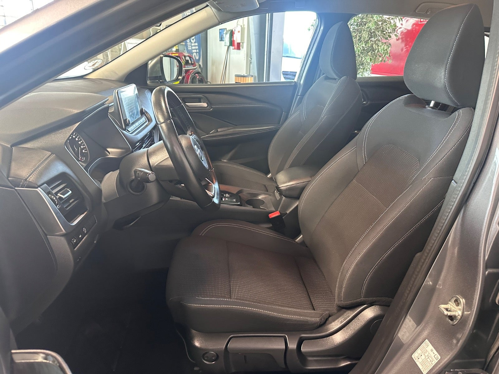 Grå Nissan Qashqai fra 2022