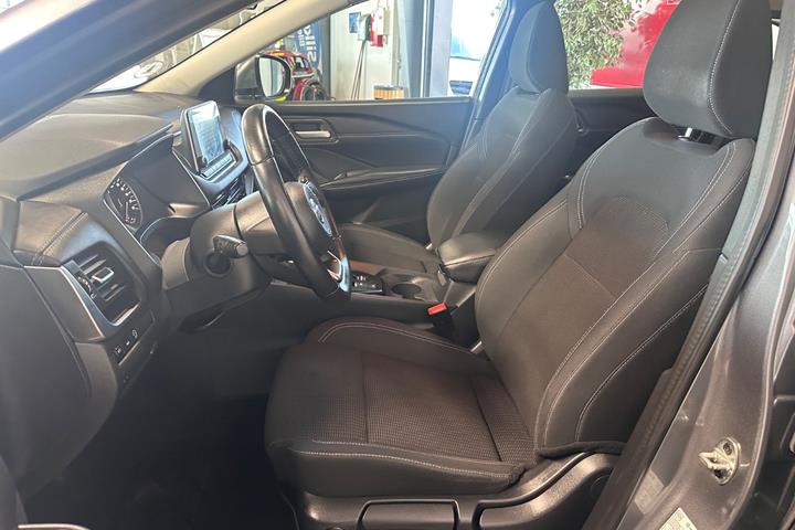 Grå Nissan Qashqai fra 2022