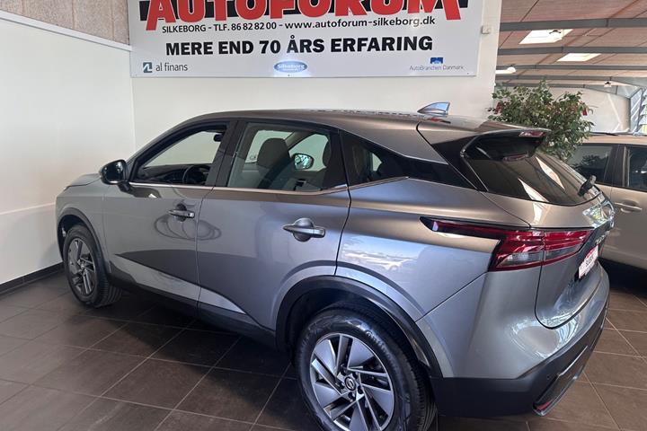 Grå Nissan Qashqai fra 2022