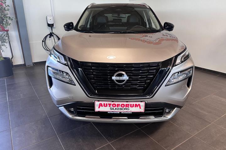 Grå Nissan X-Trail fra 2023