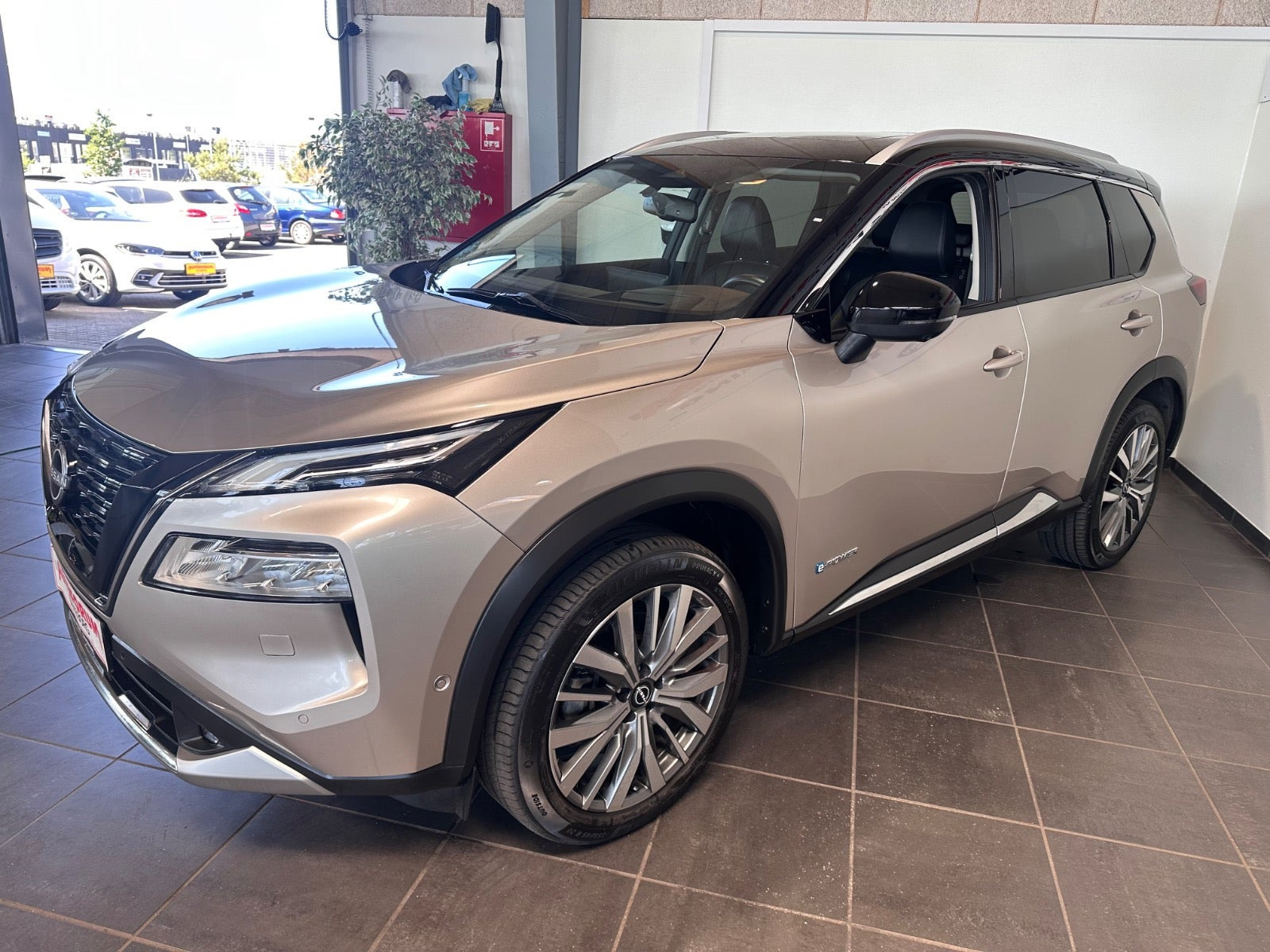 Grå Nissan X-Trail fra 2023