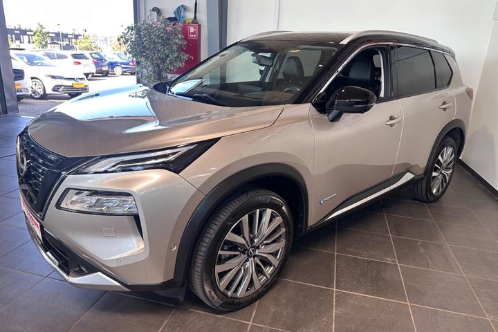 Grå Nissan X-Trail fra 2023