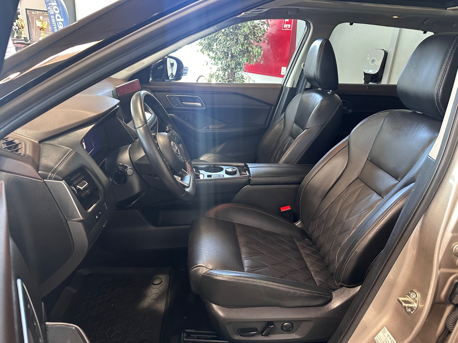 Grå Nissan X-Trail fra 2023